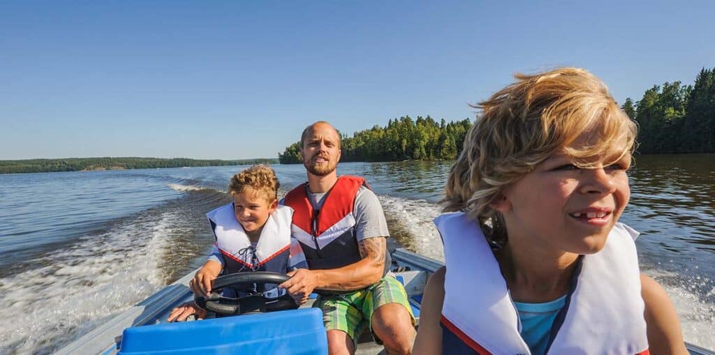 minimum age drive boat canada